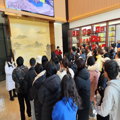 湖南中醫(yī)藥大學師生來衡岳中藥科普基地學習調研